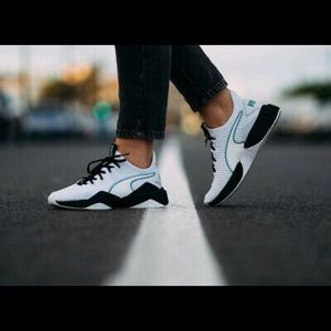 Puma Defy Sneakers